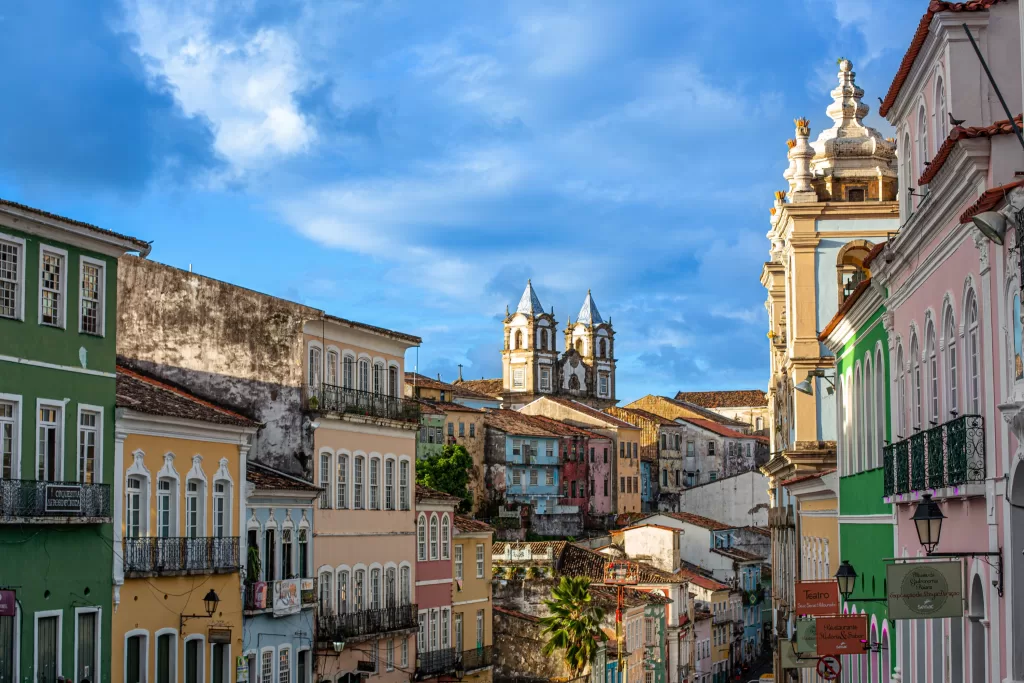 Vizinho ao Pelourinho, Santo Antônio Além do Carmo é uma alternativa menos óbvia de hospedagem, mas mais tranquila e charmosa.