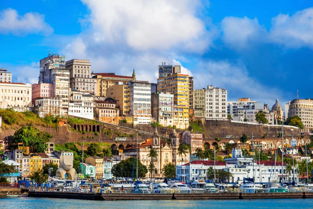 Procurar hospedagem em Salvador não é das tarefas mais fáceis. A cidade é extensa, diversa e cheia de contrastes – o que dá aquela vontade é de ficar pertinho de tudo.