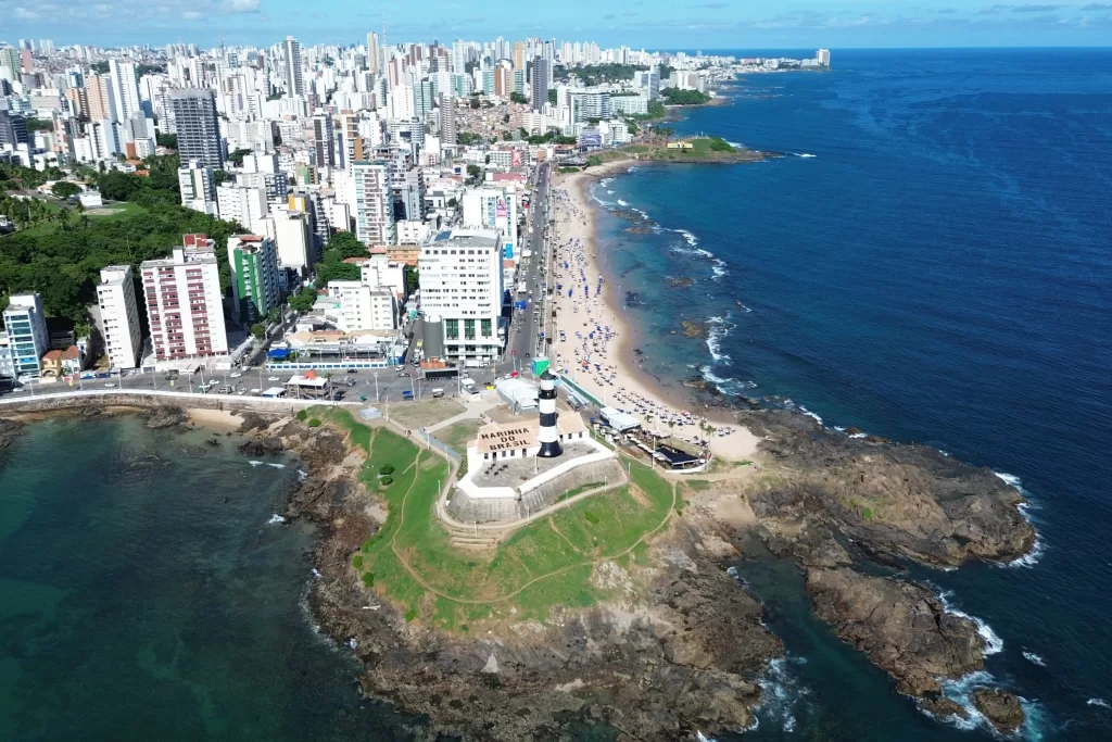A melhor época para ir a Salvador é entre dezembro e fevereiro, durante o verão. Nesse período, as temperaturas variam entre 26 °C e 31 °C