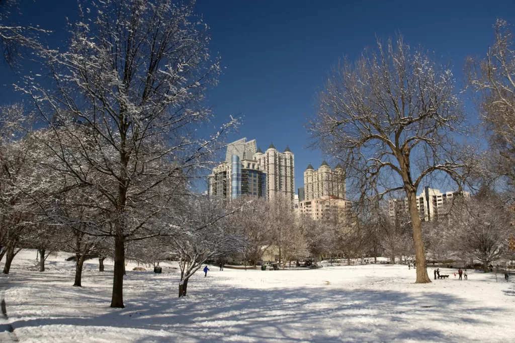 No inverno, faz frio de verdade! Embora a neve seja rara, temperaturas negativas são comuns durante a noite. Em média, os termômetros registram entre 1°C e 12°C.