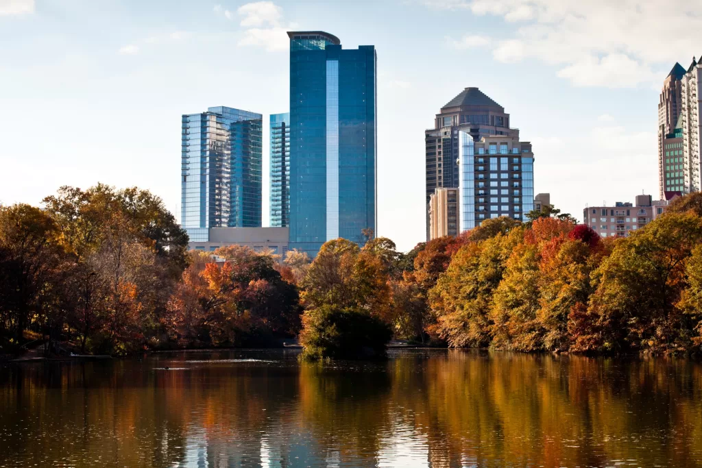 O outono traz ventos leves e temperaturas que caem gradualmente, chegando aos 10°C em novembro. O ar fica mais seco e fresco, sendo uma das épocas mais agradáveis para o turismo em Atlanta.