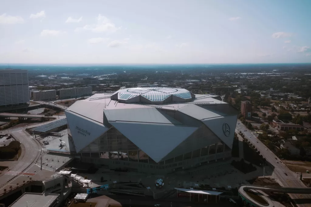Mercedes-Benz Stadium: mesmo que não tenha jogo, vale a visita para conhecer a arquitetura futurista de um dos estádios mais modernos do mundo.