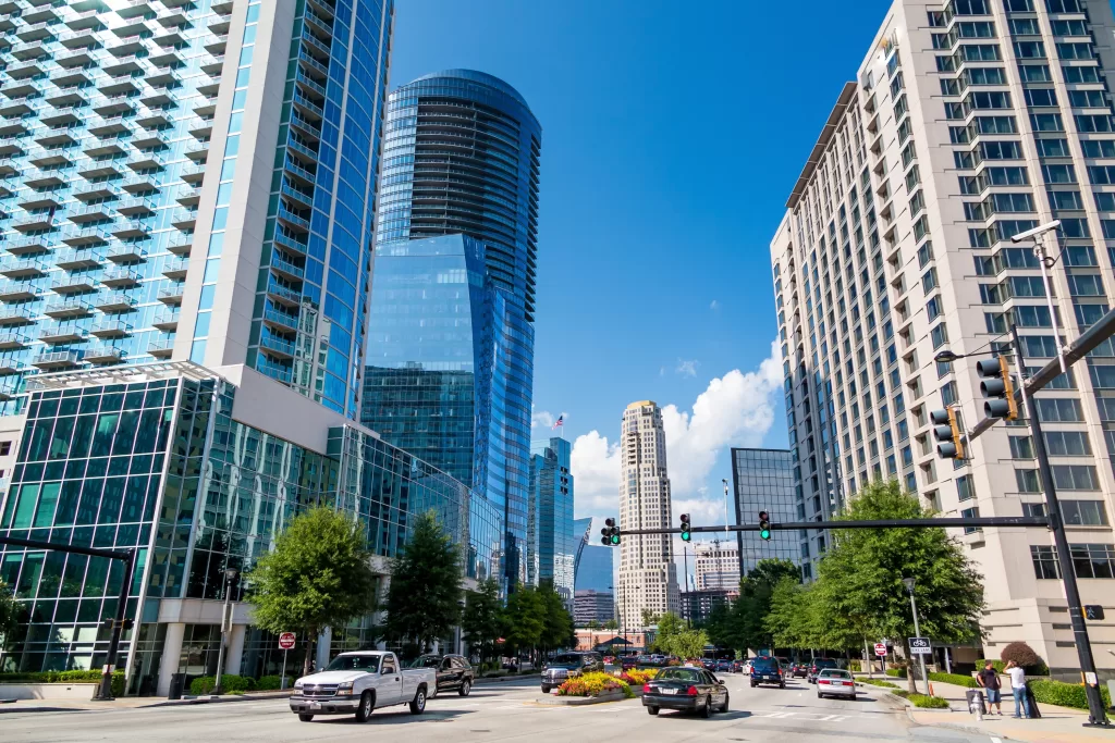 Para quem busca alto padrão e exclusividade, Buckhead é o destino certo. Conhecida como a área nobre de Atlanta, a região abriga hotéis de redes famosas e os shoppings mais luxuosos.