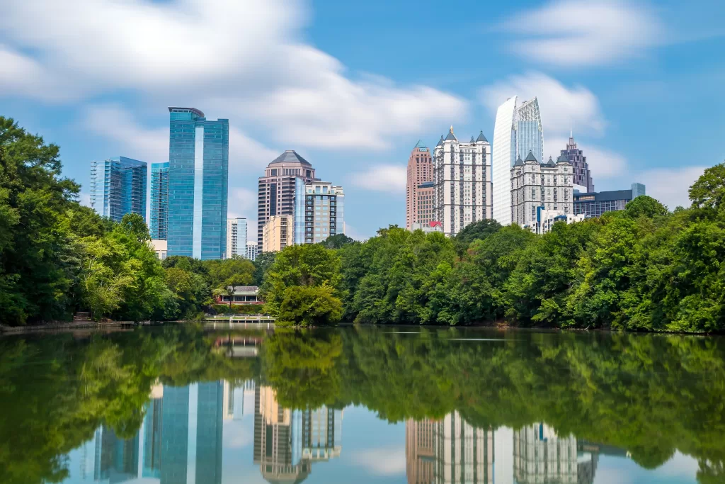 Considerado um dos melhores bairros para se hospedar, Midtown Atlanta equilibra a modernidade dos grandes prédios com ruas arborizadas e uma atmosfera animada. 