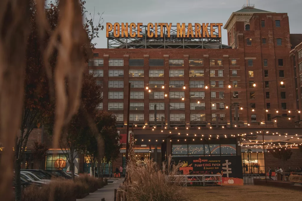 •	Ponce City Market: um antigo prédio industrial transformado em um mercado gastronômico. 