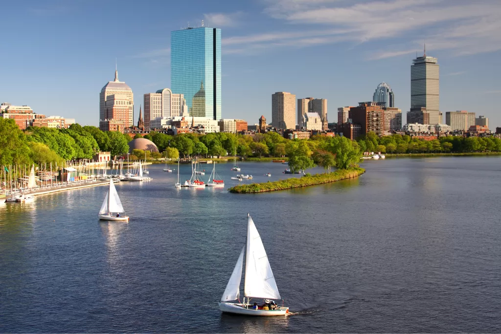 Para chegar a Boston, é necessário fazer ao menos uma conexão, já que não há voos diretos entre o Brasil e a capital de Massachusetts. 