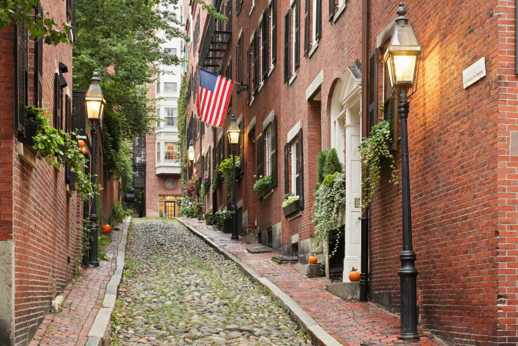Um dos bairros mais charmosos de Boston, Beacon Hill preserva ruas de paralelepípedo e casas de tijolo do século XIX. 