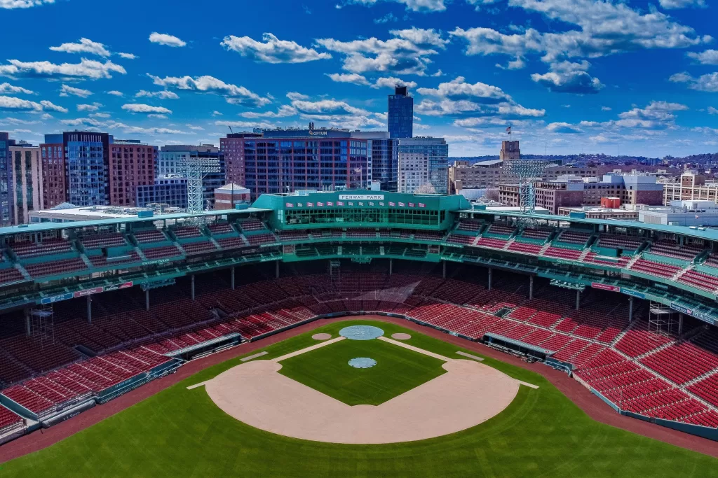 Inaugurado em 1912, o Fenway Park é o estádio de beisebol mais antigo ainda em funcionamento nos Estados Unidos. 