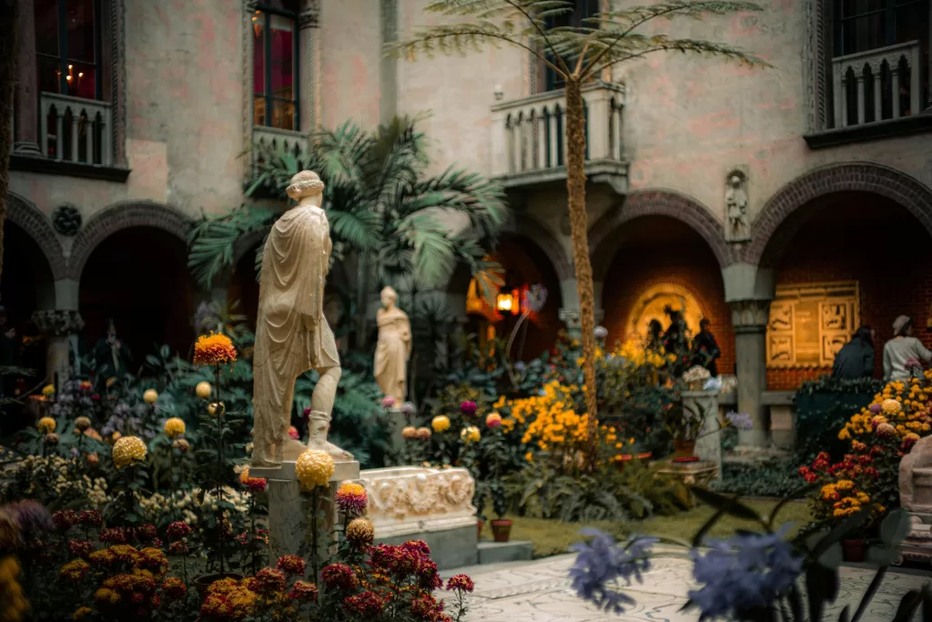 Isabella Stewart Gardner Museum: instalado em um palácio inspirado em Veneza, combina arte europeia com um jardim interno surpreendente.
