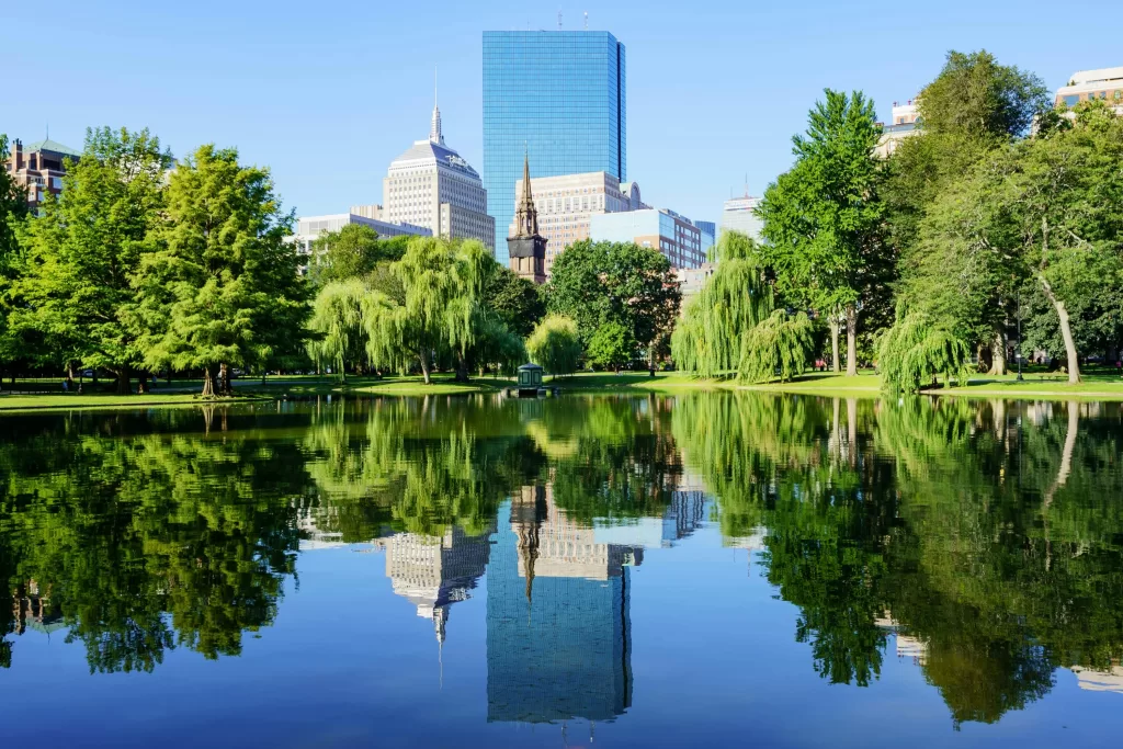 O Public Garden, em Boston, foi o primeiro jardim botânico público dos EUA e é um dos lugares mais agradáveis para uma pausa.