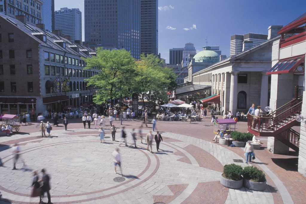 •	Quincy Market e Faneuil Hall Marketplace: ótimos para experimentar pratos típicos, como clam chowder e lobster roll, e sentir o movimento da cidade.