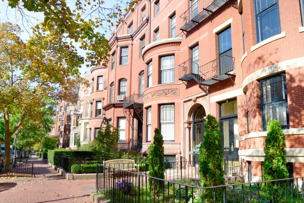 Back Bay é uma das áreas mais procuradas para se hospedar. O bairro é conhecido pelas casas vitorianas do século XIX e por unir arquitetura histórica a uma das principais áreas de compras da cidade, a elegante Newbury Street.