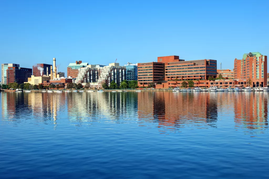 Vizinha a Boston, Cambridge é facilmente acessível pela linha vermelha do metrô, o famoso “T”. 