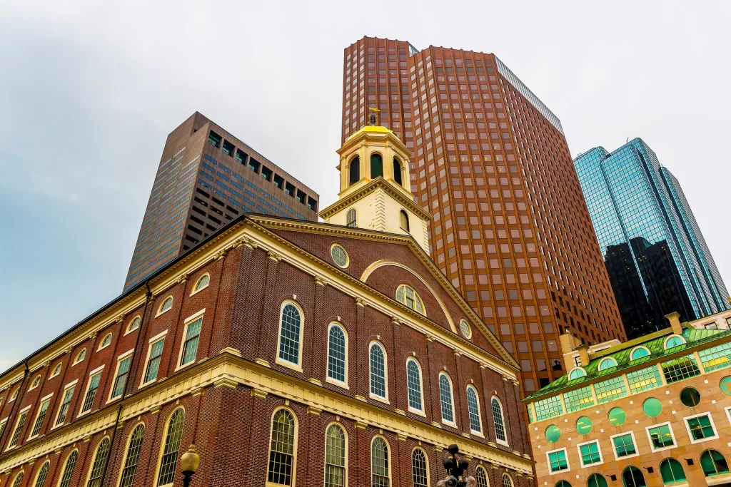 O centro de Boston reúne o lado histórico e o financeiro da cidade, sendo ideal para quem quer fazer quase tudo a pé e estar perto das principais atrações. 