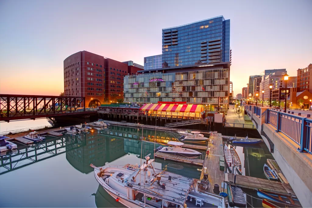 Antiga área industrial, o Seaport District passou por uma grande revitalização e hoje é uma das regiões mais modernas e animadas de Boston.