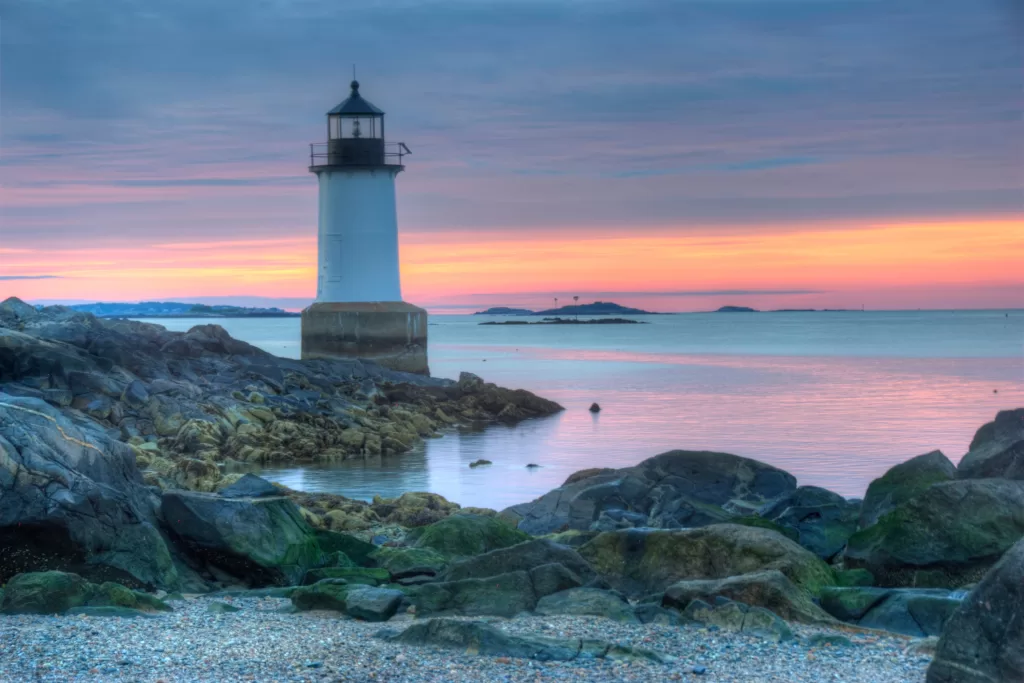 •	Salem: a cerca de 30 minutos de Boston, Salem ficou conhecida pelos julgamentos das bruxas no século XVII. Hoje, a cidade combina história, museus temáticos e uma atmosfera especial no período do Halloween.