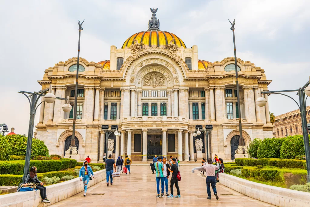 Palácio de Bellas Artes: além da arquitetura espetacular, o interior abriga murais monumentais de artistas como Diego Rivera, um dos principais artistas do México. 