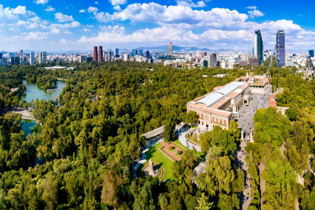 O inverno na Cidade do México é seco e ensolarado, mas a altitude faz a temperatura cair para cerca de 5 °C durante a madrugada. 