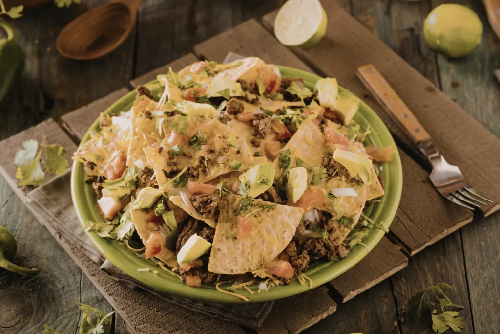 Chilaquiles: tortilhas de milho cortadas em triângulos e levemente fritas, banhadas em molho verde ou vermelho. 