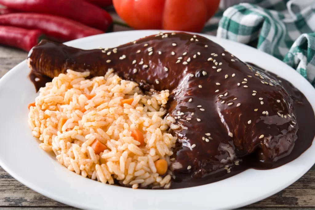 Mole Poblano: um molho complexo e denso que leva dezenas de ingredientes, incluindo diferentes tipos de pimentas, especiarias e chocolate amargo. 