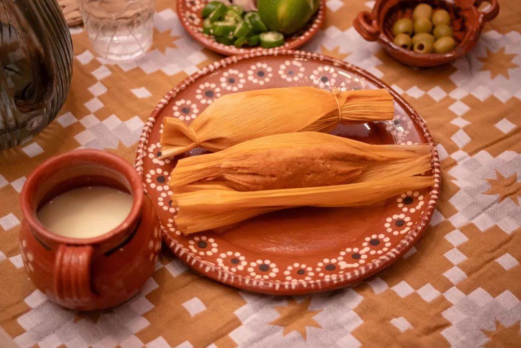 Tamales: uma massa à base de milho recheada (com carne, queijo ou vegetais) e cozida no vapor dentro de uma palha de milho ou folha de bananeira. 