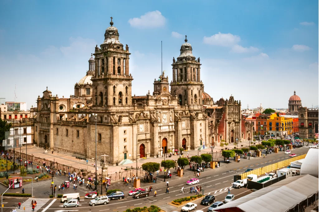 No Centro Histórico da Capital do México, você acorda a poucos passos do Zócalo, da Catedral Metropolitana e das ruínas do Templo Mayor. A arquitetura é impressionante, com prédios coloniais imponentes que abrigam museus e centros culturais em quase cada quarteirão.