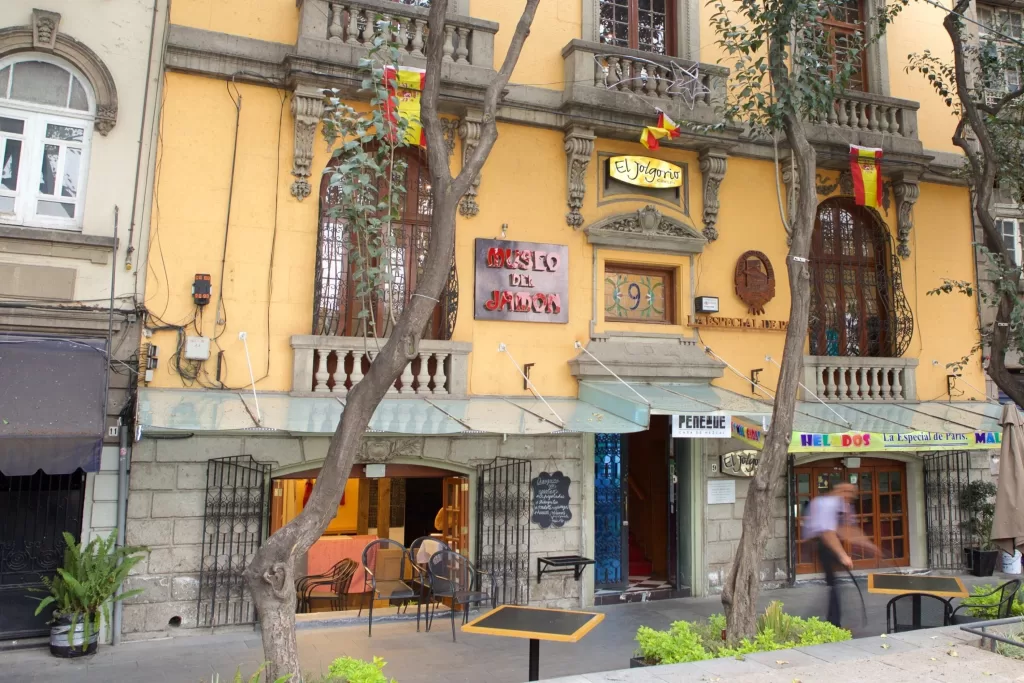 Vizinha da Roma, a Condesa compartilha do mesmo espírito arborizado, mas com um foco maior na natureza e no estilo de vida ao ar livre.