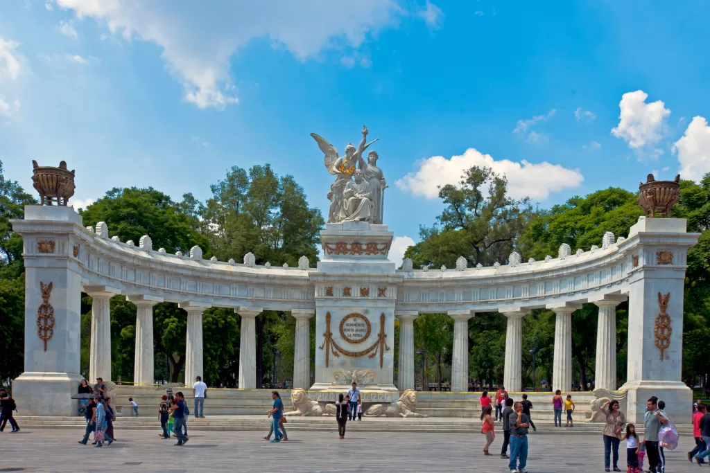 Cortada pela imponente Avenida Paseo de la Reforma, onde fica o Anjo da Independência, a Juárez mistura o centro financeiro da cidade com áreas boêmias como a Zona Rosa.
