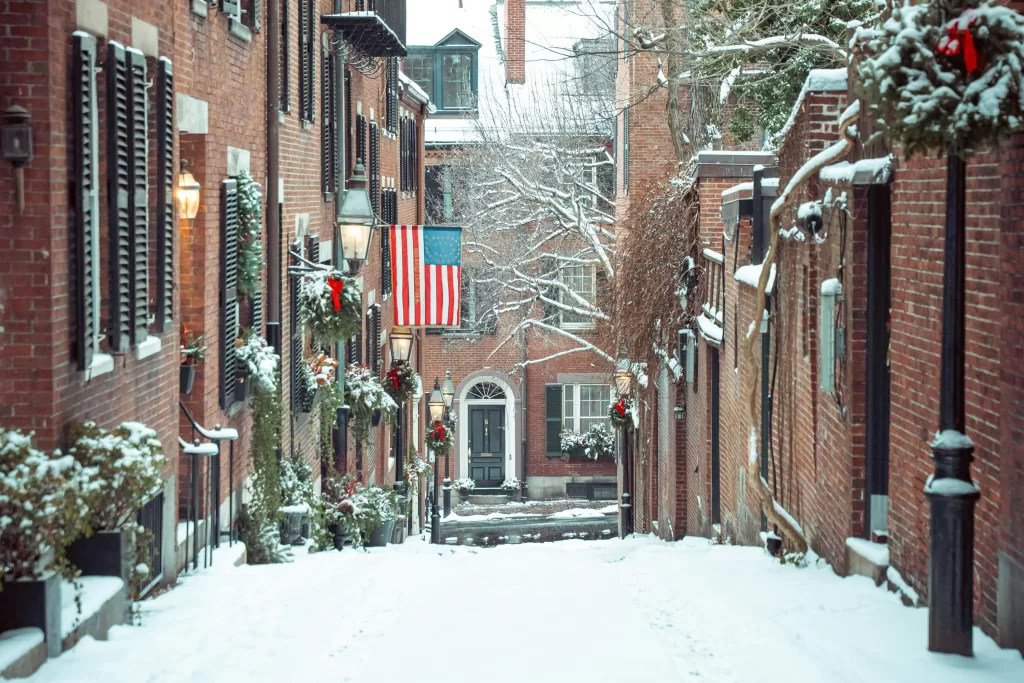 O inverno em Boston é rigoroso, com temperaturas que variam entre -6°C e 4°C, mas a sensação térmica pode ser ainda mais baixa por causa dos ventos. 