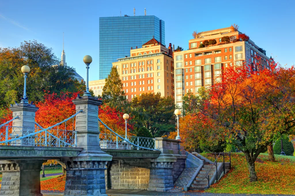 Para muitos viajantes, o outono é a melhor época para visitar Boston. As temperaturas caem gradualmente: de 14°C a 22°C em setembro para 3°C a 11°C em novembro. 