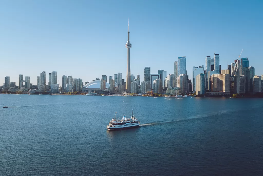A principal porta de entrada para brasileiros em Toronto é o Aeroporto Internacional Pearson (YYZ). A Air Canada oferece voos diretos partindo de São Paulo, mas você também encontrará boas opções com conexão via Estados Unidos ou Panamá.