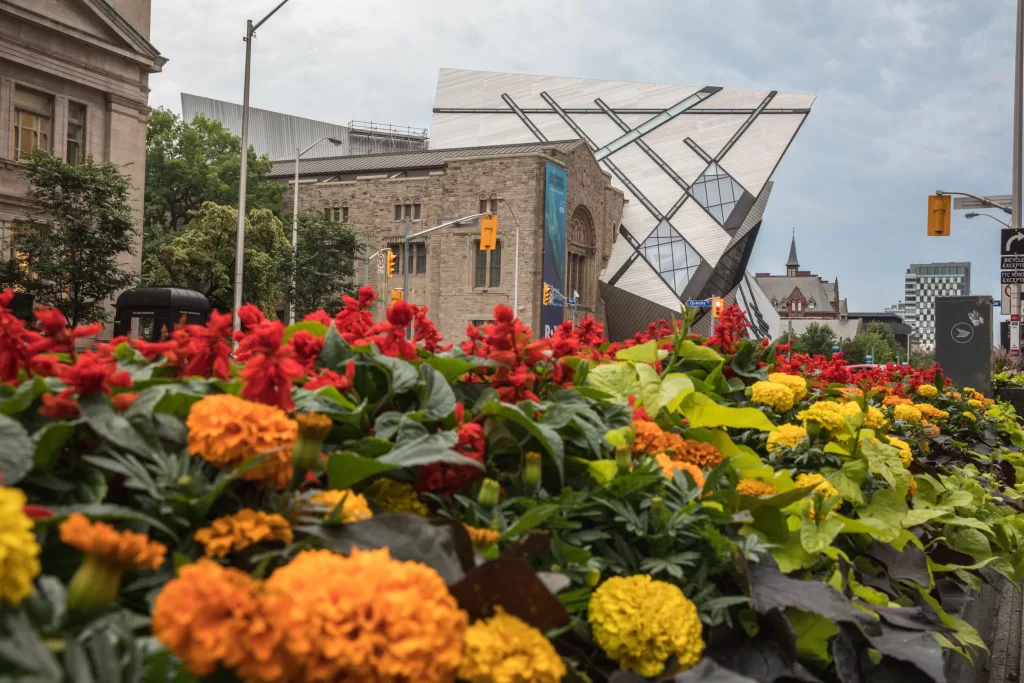 A primavera demora a engatar; março ainda costuma ser gelado (-3°C a 4°C), mas as temperaturas sobem gradualmente até os 24 °C em junho.