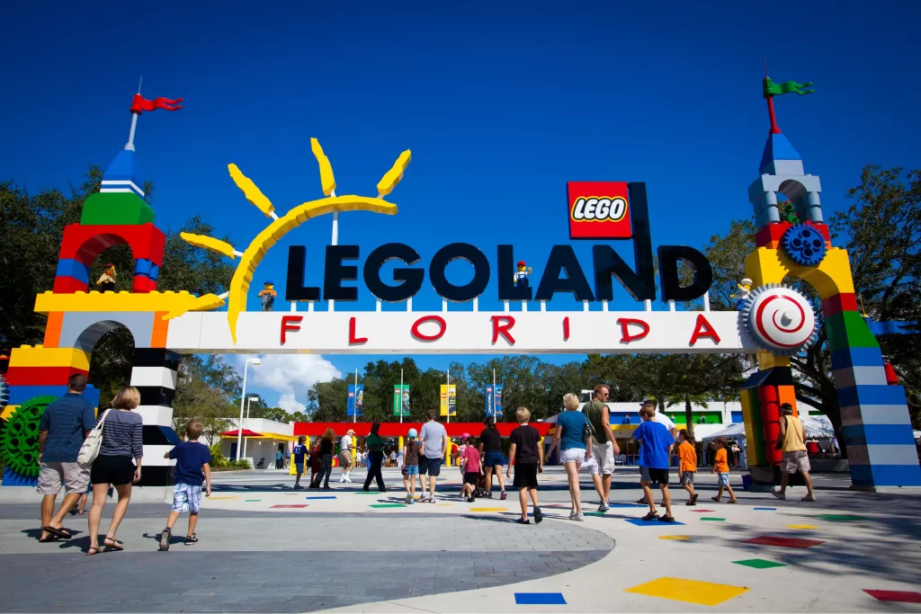 Se você quer entender como funciona o LEGOLAND Florida, quais são suas áreas temáticas, atrações, eventos e experiências extras, confira este guia VMZ.