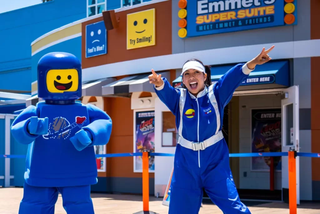  LEGOLAND Florida oferece opções de entretenimento ao longo do dia para manter a criançada envolvida entre um brinquedo e outro, como filmes 4D e encontros com personagens LEGO.