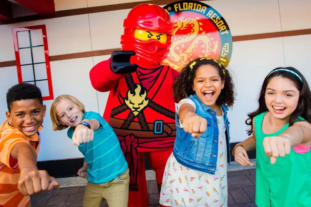 Encontre, abrace e tire fotos com personagens no LEGOLAND Florida.