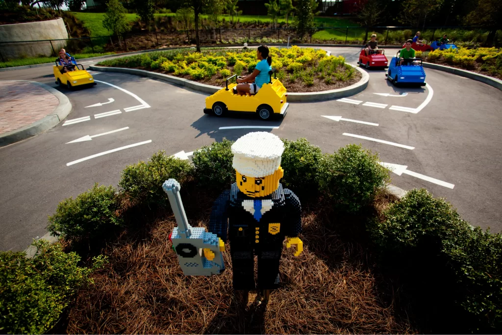A LEGO City é uma cidade em escala infantil onde as crianças assumem o controle.