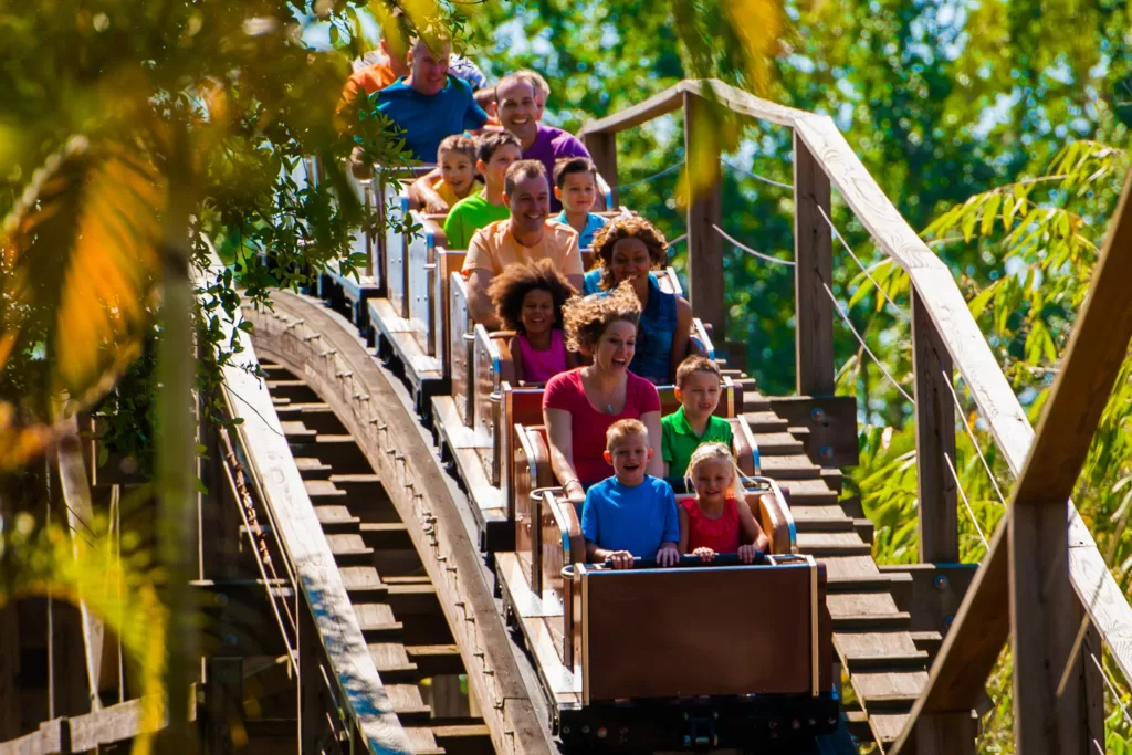 A Land of Adventure é uma mistura de Indiana Jones com Jurassic Park. 