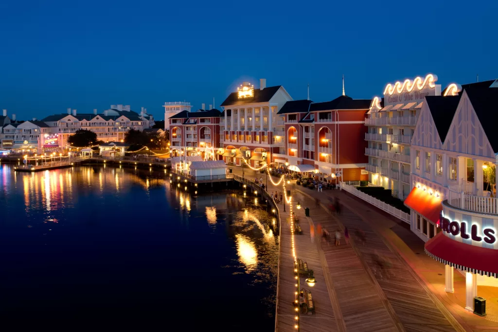 Os hotéis de luxo na Disney se destacam por localizações privilegiadas, estruturas mais sofisticadas e benefícios exclusivos, como Extended Evening Hours. 