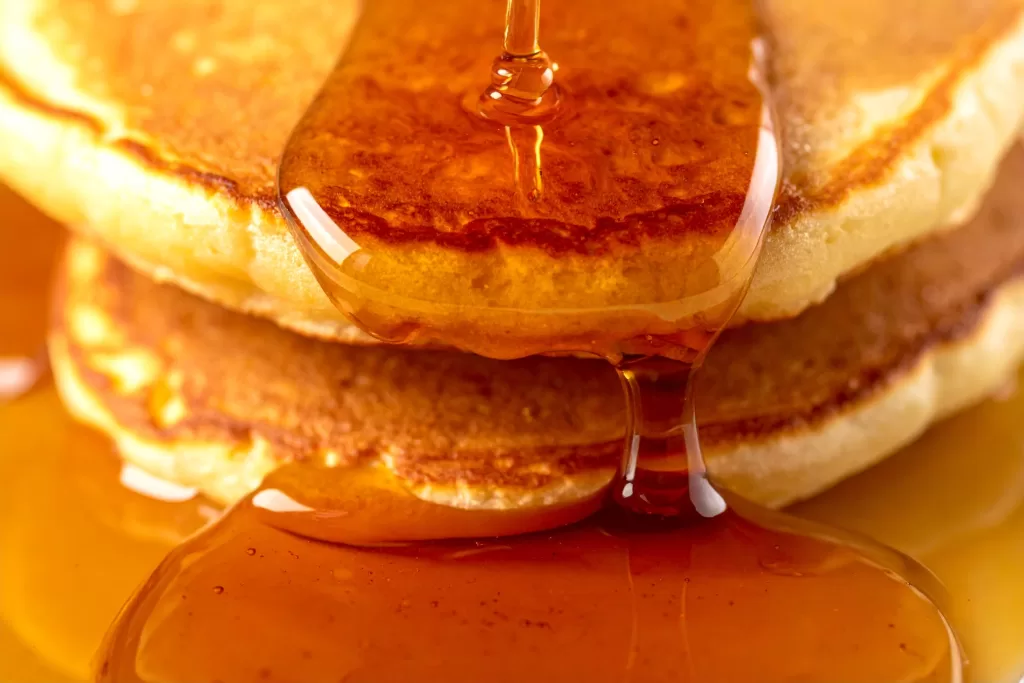 O Maple Syrup é o verdadeiro "ouro líquido" canadense. Extraído da árvore cuja folha estampa a bandeira do país, esse xarope é servido em panquecas, waffles e até em receitas salgadas. 