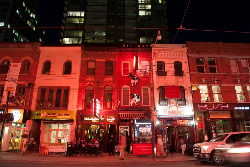 O Entertainment District é o coração da cidade e a escolha mais prática para quem visita Toronto pela primeira vez. 