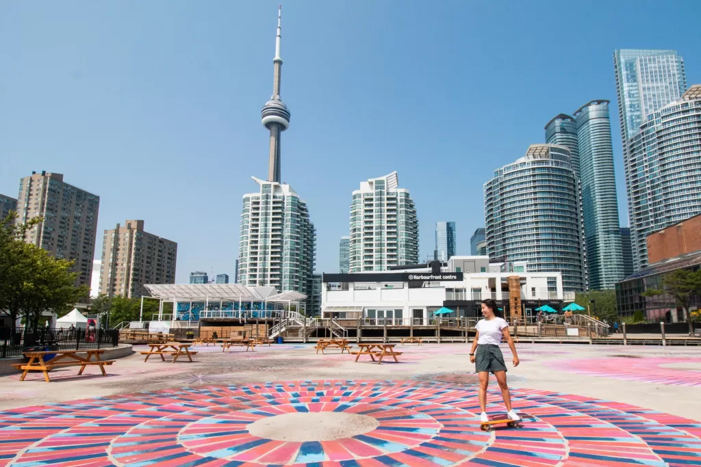 O Harbourfront oferece o privilégio de estar à beira do Lago Ontário, em Toronto. É uma área revitalizada que combina lazer ao ar livre com uma vista espetacular para o horizonte da cidade.