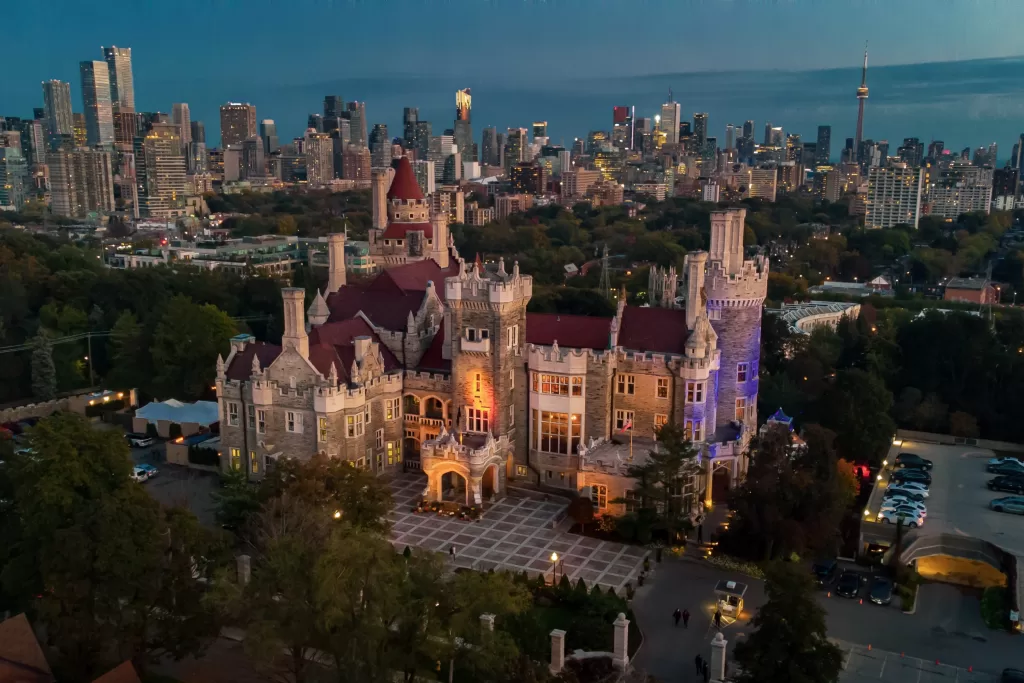 Casa Loma: um castelo real em plena cidade grande. Construída no início do século XX, a mansão possui passagens secretas, túneis e jardins belíssimos que rendem ótimas fotos.
