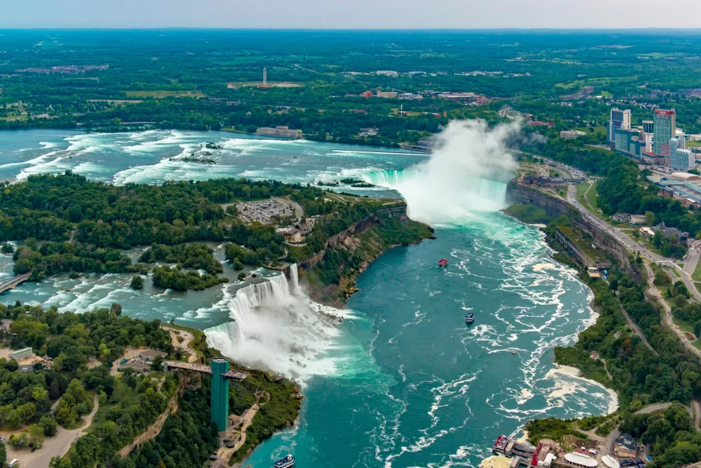 A cerca de 1h30 de Toronto, as Cataratas do Niágara formam o passeio de um dia mais clássico do Canadá. Localizadas na fronteira com os Estados Unidos, impressionam pela força e pelo volume das quedas d’água.