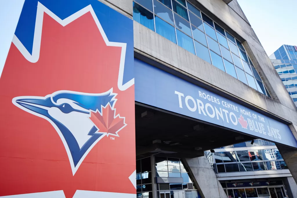 Rogers Centre: estádio vizinho à CN Tower, casa do time de beisebol Blue Jays. No verão, é possível assistir aos jogos com o teto retrátil aberto, vendo o topo da torre lá de dentro.