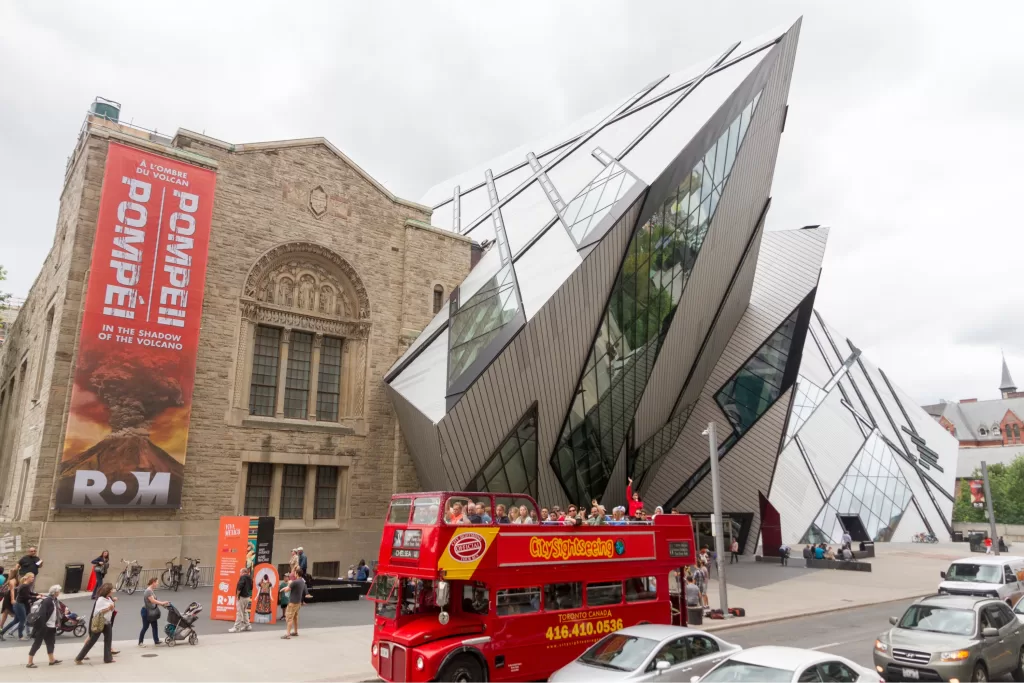 Royal Ontario Museum (ROM): um museu fascinante que mistura história natural e culturas mundiais. Sua arquitetura moderna, que parece um cristal saindo do prédio antigo, já vale a visita.
