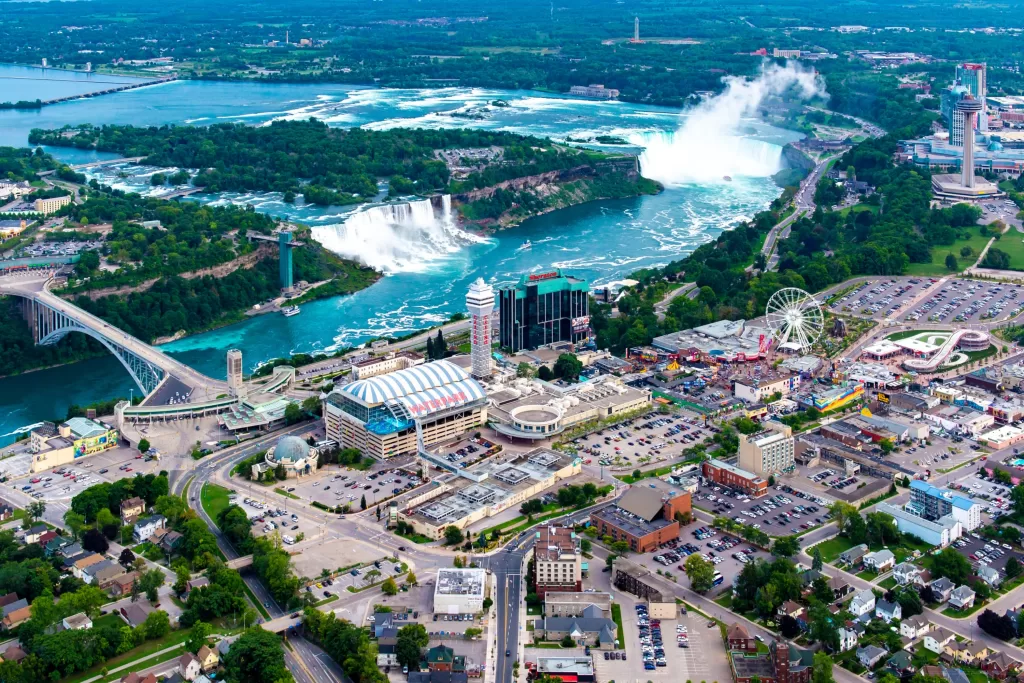 Além do espetáculo natural e das atrações pagas, como os barcos que se aproximam das quedas, a região conta com cassinos, centros de compras e a charmosa Niagara-on-the-Lake. Conhecida pelas vinícolas e pela arquitetura vitoriana, a vila é uma parada perfeita para almoço ou para degustar o famoso Icewine canadense.