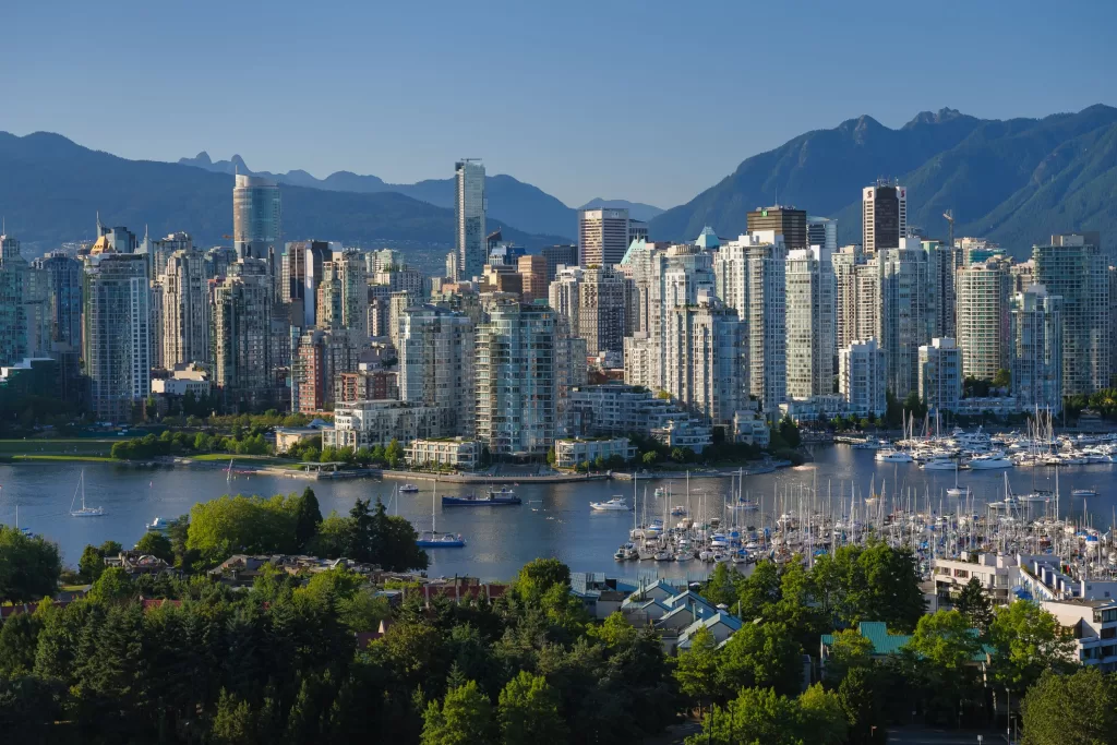 O verão é a alta estação em Vancouver. Os dias são longos (o sol se põe por volta das 21h) e as temperaturas são deliciosas, raramente passando dos 25°C. É o período mais seco e perfeito para festivais e atividades ao ar livre.