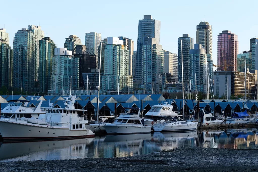 Localizado à beira-mar, entre o centro e o Stanley Park, Coal Harbour é onde ficam os hotéis mais luxuosos e modernos. 