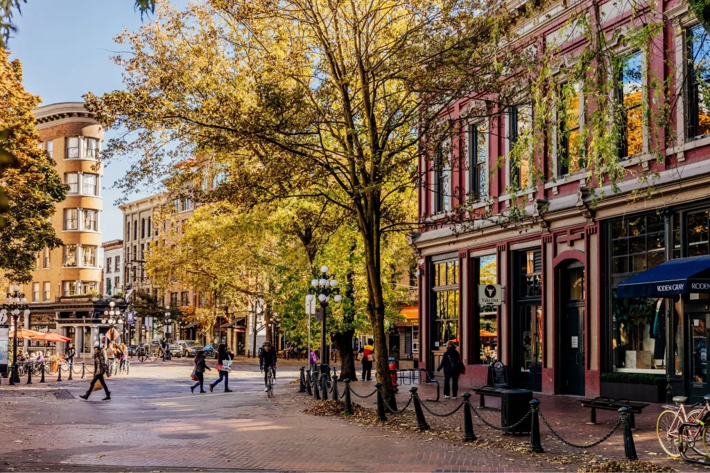 Gastown é o bairro mais antigo de Vancouver, famoso pelas ruas de paralelepípedos, prédios de tijolinhos e o icônico relógio a vapor. 