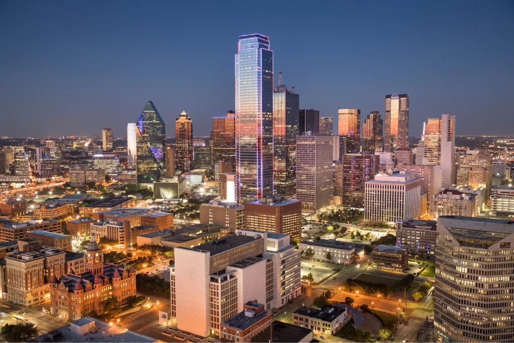 Para ir a Dallas, é necessário passaporte válido por, no mínimo, seis meses a partir da data de entrada nos Estados Unidos, além do visto de turismo obrigatório para brasileiros entrarem nos EUA. Aqui no blog, você encontra o passo a passo para solicitá-lo.Um seguro viagem não é obrigatório, mas é altamente recomendado em qualquer viagem aos EUA, uma vez que os custos com o cuidado à saúde no país podem ser elevados.